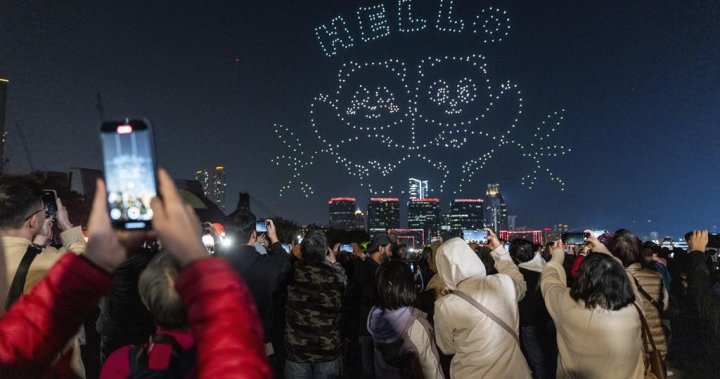 IN PHOTOS: Hundreds gather for Hong Kong's first pyrotechnic drone show – National