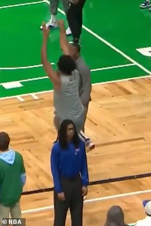 Joel Embiid once again raises injury concerns with a big fall in the Sixers-Celtics game