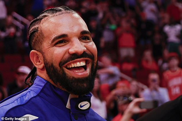 Drake reveals who his favorite UFC fighter is, but snubs Conor McGregor as the greatest of all time and chooses a fierce rival.