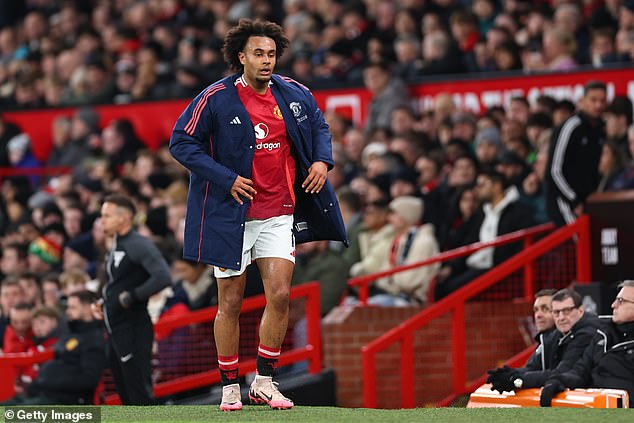 Joshua Zirkzee “broke down to tears” after Man United fans booed the star when he was substituted in the 33rd minute of Newcastle's defeat, while Ruben Amorim admits the striker is “suffering”.