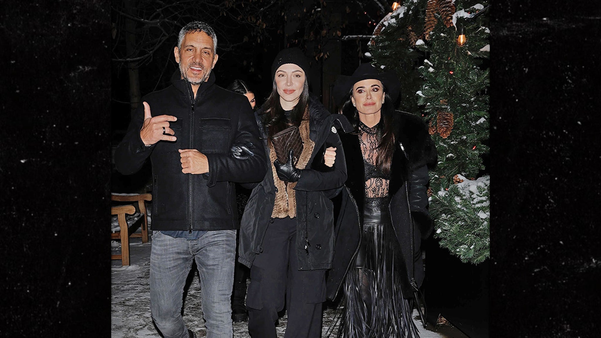 Mauricio Umansky and Kyle Richards have dinner with their daughters in Aspen