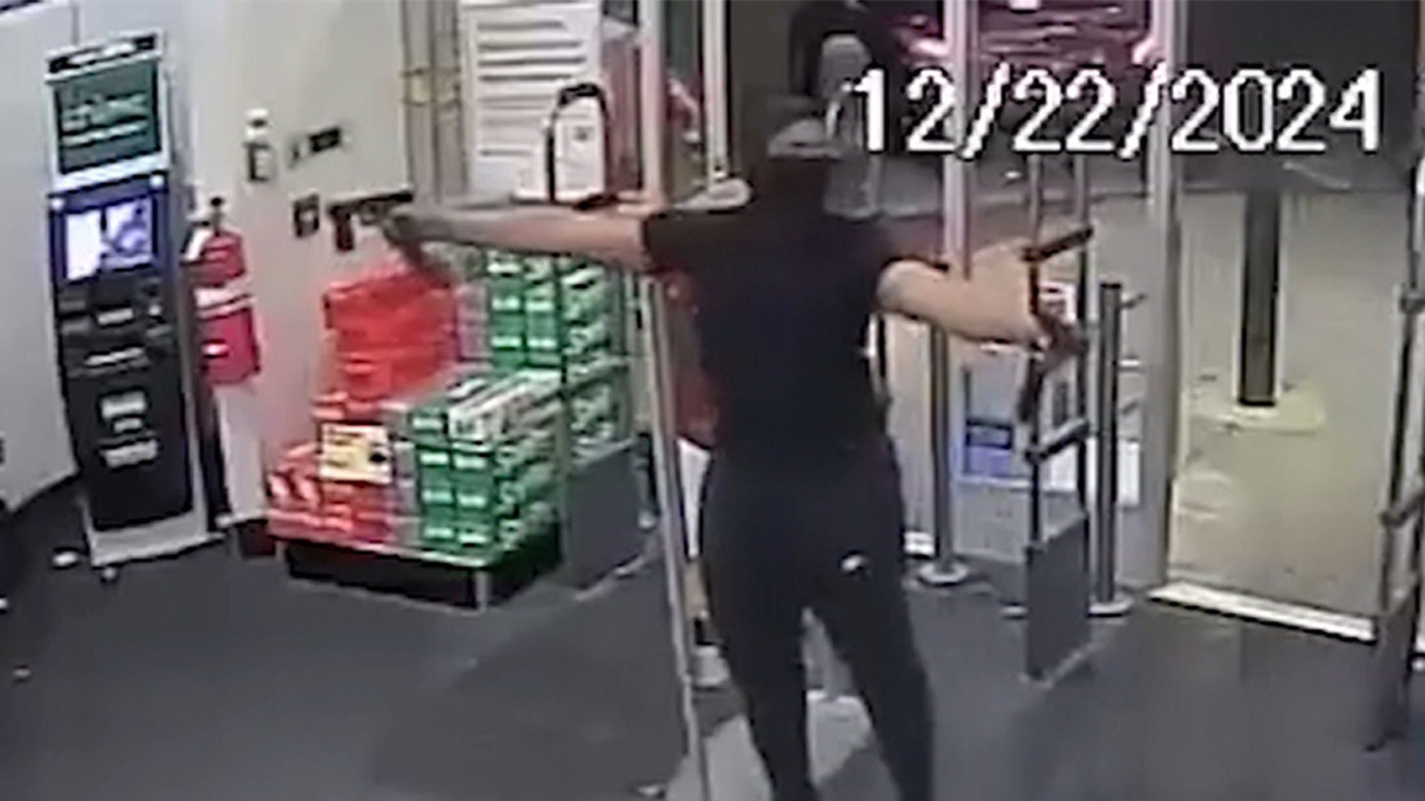 Brazen thief uses Tarantino-like weapons with double fists in robbery, video