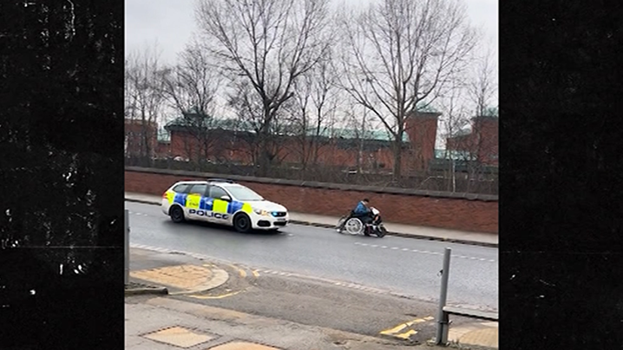 The British police pursue a woman who fled in the motorized wheelchair, on video