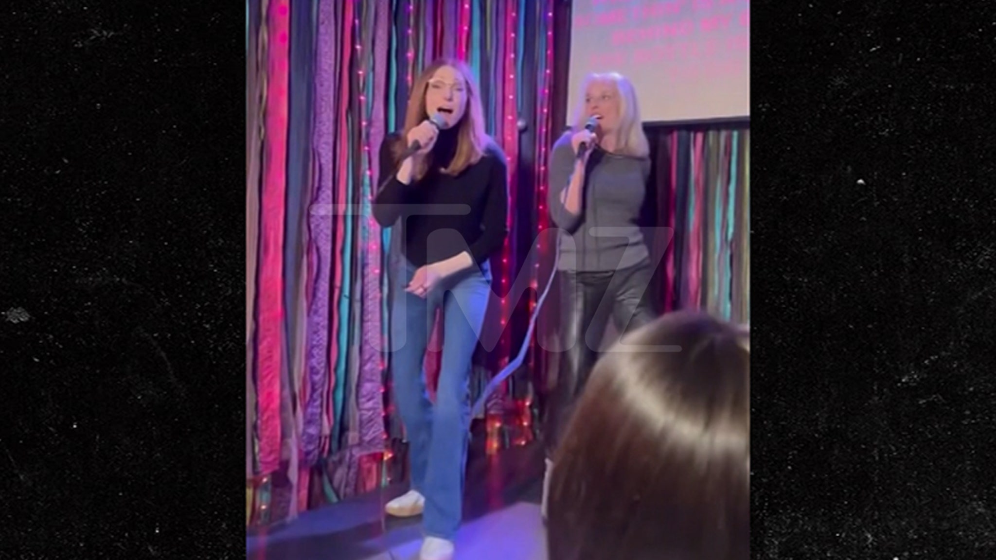 Laura Prepon Gurft Karaoke on the stage in the Nashville Bar on video