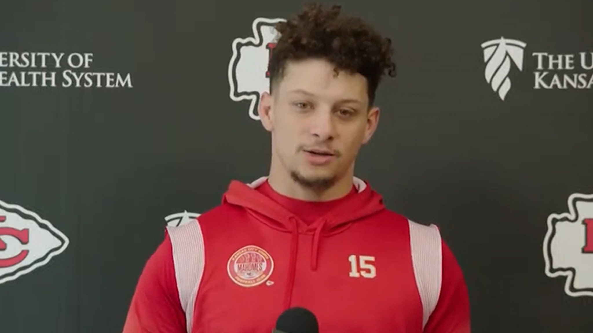 Patrick Mahomes praises Brittany after welcoming third child: 'She crushed it'