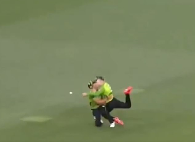 Heartwarming moment as two cricketers collide with each other while playing in a Big Bash League match… and one of them is worryingly carried away on a stretcher.