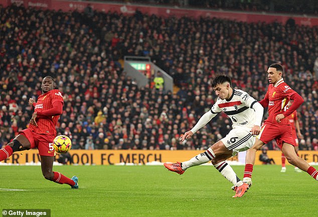 Gary Neville praises Lisandro Martínez for his stunning Liverpool goal… and compares it to Ryan Giggs' iconic goal in the 1999 FA Cup semi-final for Man United against Arsenal.