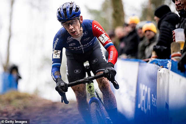 Strange moment when a cyclist recovers his dislocated shoulder mid-race using his SADDLE before continuing the event