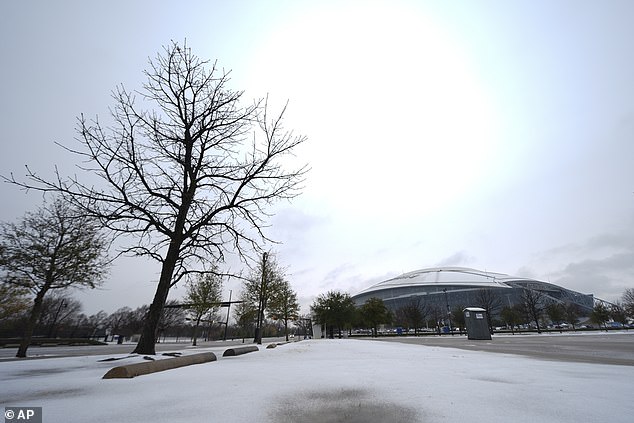 Ohio State and Texas fans face dangerous conditions as freezing cold brings snow and sleet to Cotton Bowl