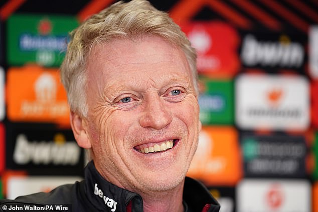 Fans react to David Moyes' sensational return to Everton as Specsavers hilariously urges the Scot to bring one of his old favorites to Goodison Park with him.