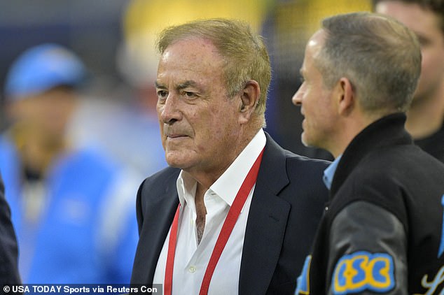 NFL fans gather around 80-year-old Al Michaels during the Ravens-Steelers playoff game after a season-long backlash.