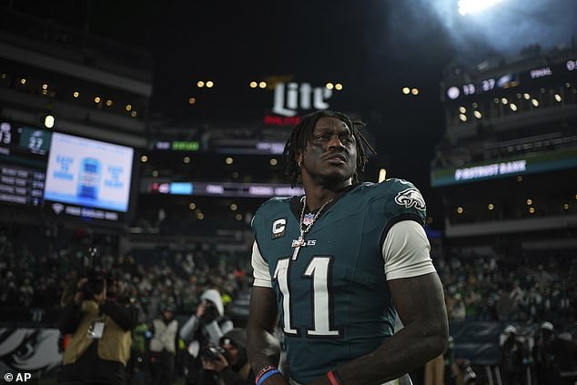 Eagles star AJ Brown leaves NFL fans baffled with strange sideline move during NFL playoff game