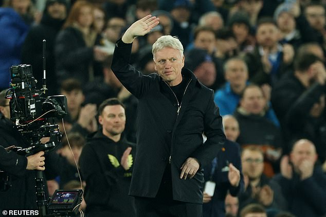 An emotional David Moyes receives a warm reception from Everton fans before kick-off against Aston Villa, as the Scot returns to Goodison Park almost 12 years after his departure.