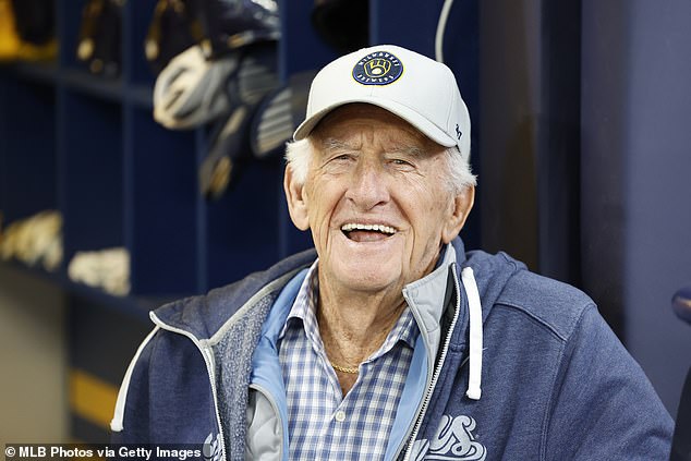 Bob Uecker, Milwaukee Brewers Icon and Baseball Hall of Famer, Dies at 90