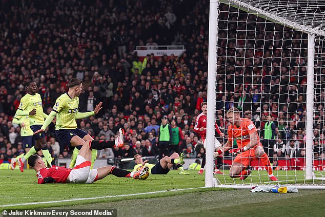 Antony makes a SHOCKING mistake from just two yards as an £82m flop squanders a golden chance to draw Man United level against Southampton.