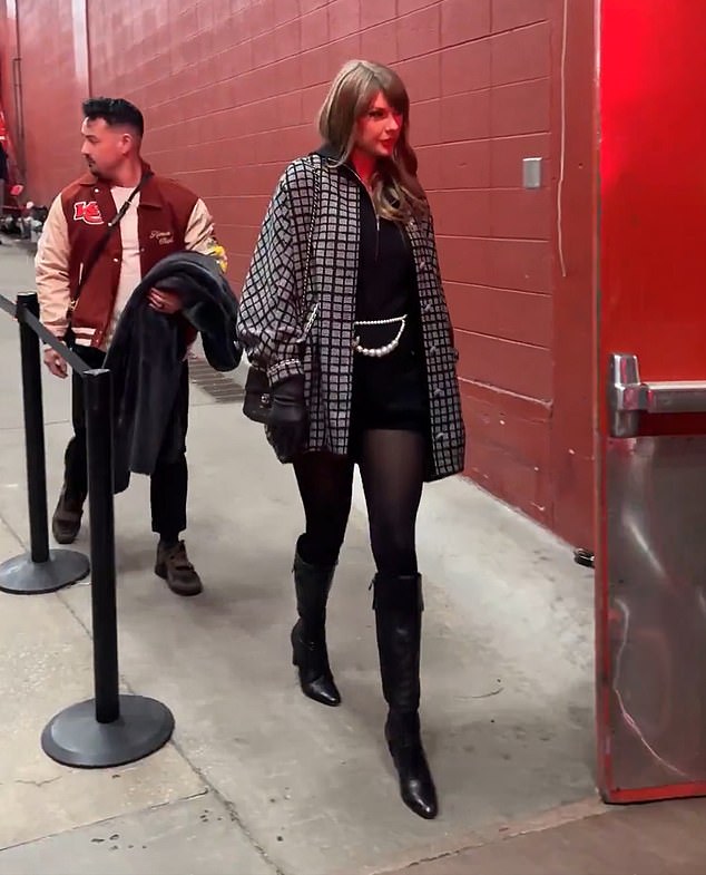 Taylor Swift surprises by arriving at the Chiefs-Texans game to support Travis Kelce