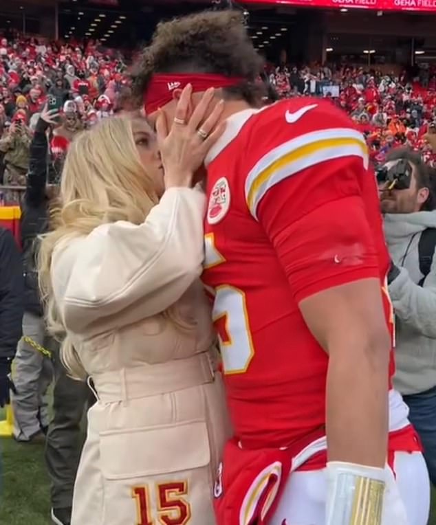 Brittany Mahomes seen on the field before the Chiefs playoff game… just six days after giving birth to her third child