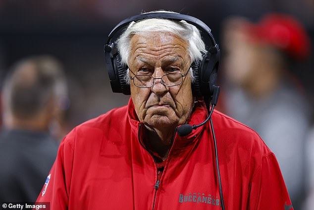 Buccaneers offensive consultant Tom Moore agrees to return for his 49th season in the league at the age of 86.