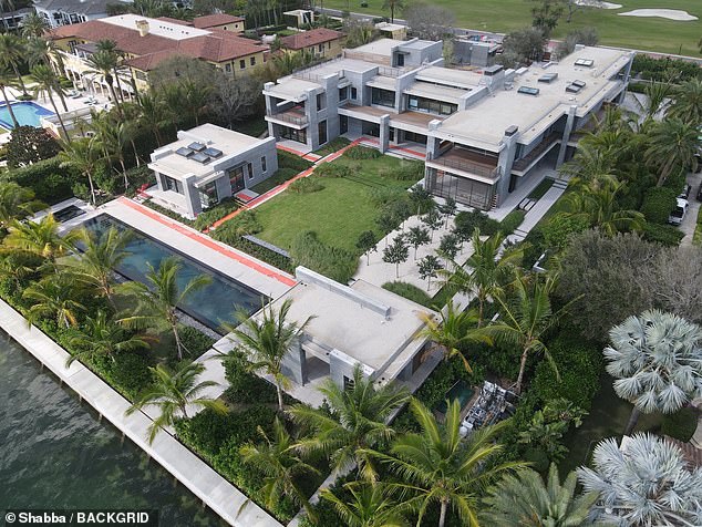 Tom Brady considers selling Florida mansion 'Billionaire Bunker' for 0 million