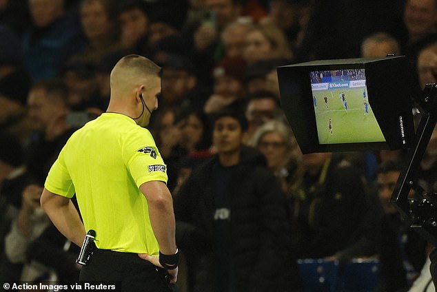 Fans of the 20 Clubs of the Premier League visit the VAR headquarters to express their frustrations for the management of arbitration in English football this season.