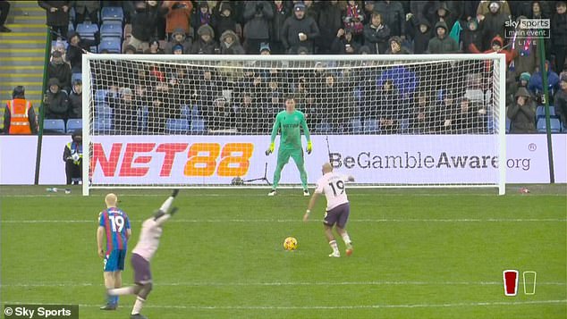 Yoo Wissa celebrates the penalty of Bryan Mbeumo before entering when Brentford beat Crystal Palace 2-1