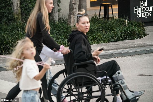 Tennis legend Anna Kournikova causes great concern in the first public appearance in more than two years