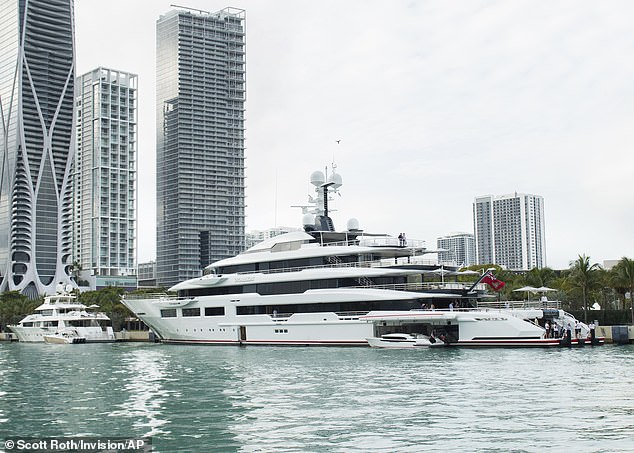 The NFL owner accumulates his $ 180 million supery in New Orleans while the rich and celebrities descend in New Orleans