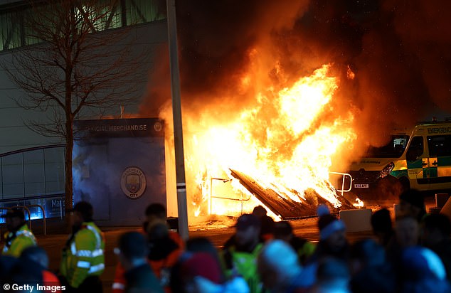 The fire explodes outside the Etihad stadium of Man City, only two hours before the critic of the Champions League League