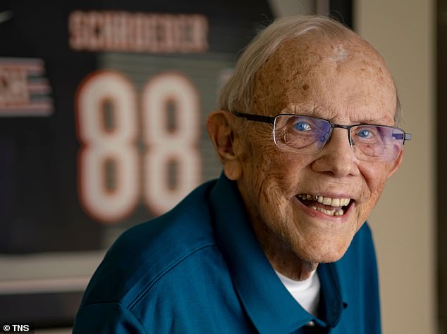 The former Chicago Bears Gene Schroeder star dies tragically 95 years old