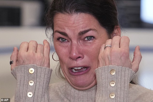 The anguished face of the former star of the Olympic Games, Nancy Kerrigan, whose skating club lost six members by DC air accident