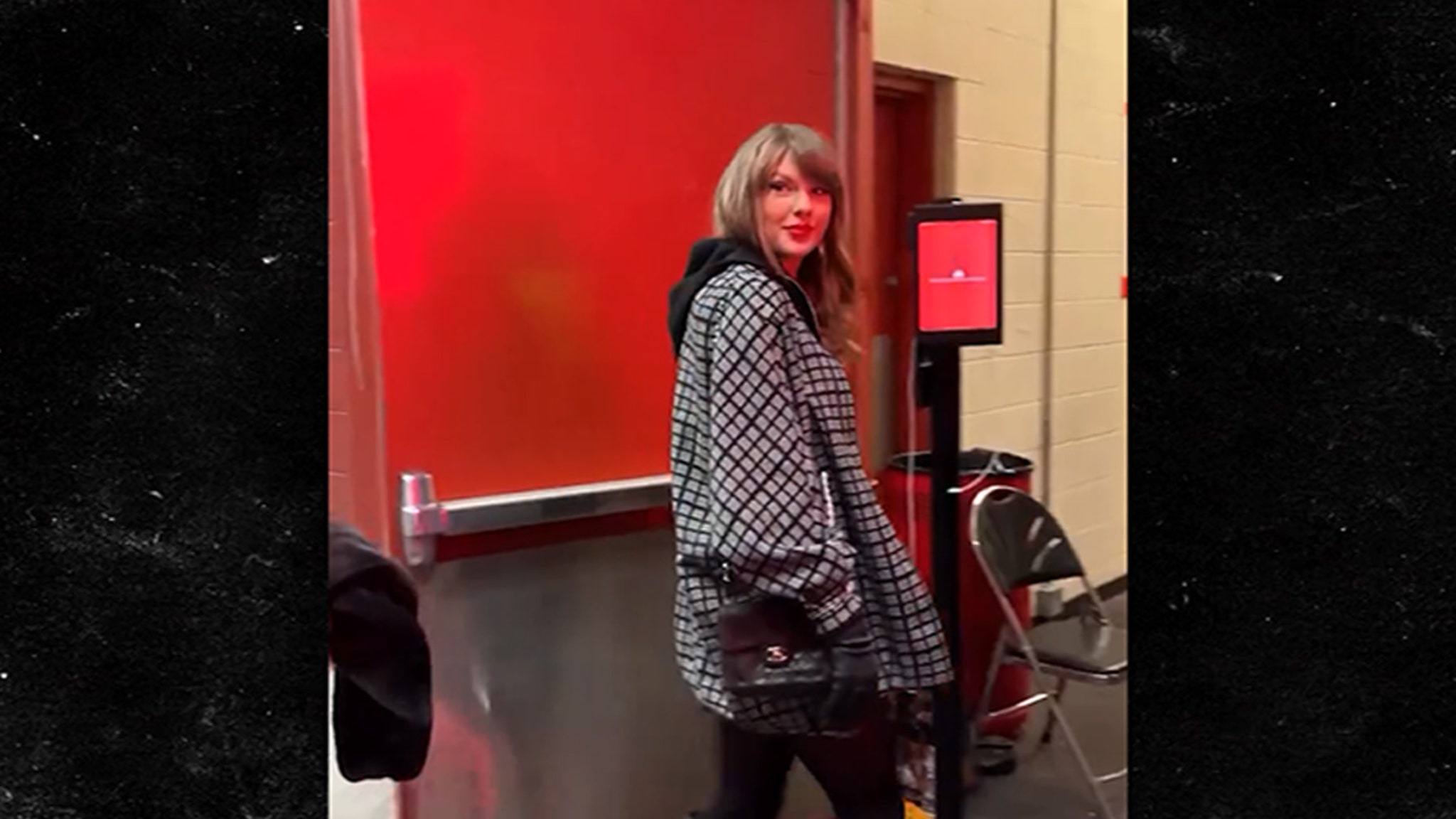 Taylor Swift braves the cold as he arrives at the Chiefs playoff game