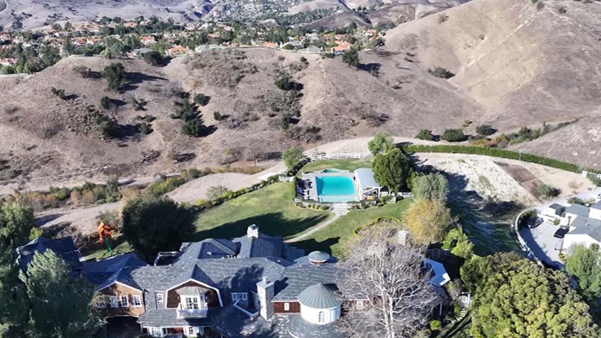 Jessica Simpson lists Los Angeles-area home amid breakup and wildfires