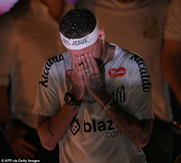 Neymar collapses and kisses the field during his emotional presentation at the Santos Niña Club, since the superstar is welcome by a large crowd and concert