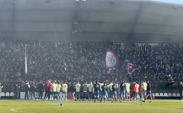 Ajax fans show their support for Jordan Henderson while they are in open training, despite the evildoered reports after the failed moving