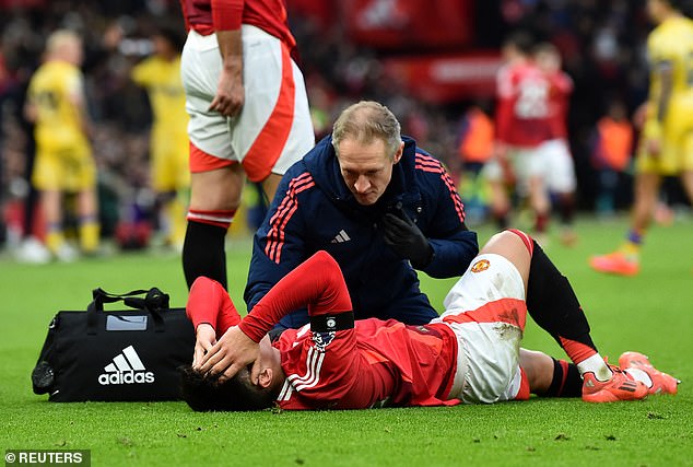 Lisandro Martínez crying while they take him out of the field on a stretcher in Old Trafford with horror injuries