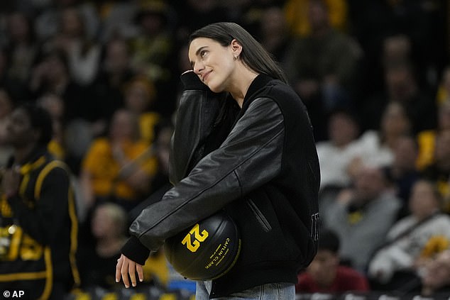 Caitlin Clark is honored by Iowa, since his 22 shirt is removed by his former university in emotional ceremony