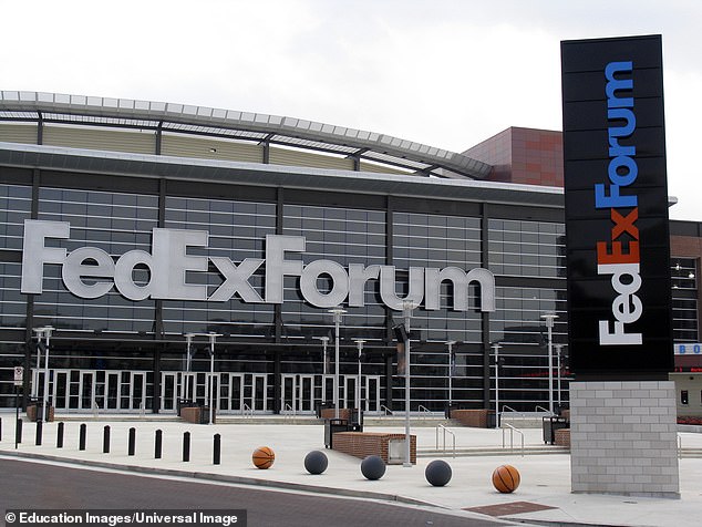 The NBA game of the Spurs-Grizzlies was delayed since fans suffer a medical emergency on the field in terrifying scenes