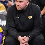 Luka Doncic supports the new teammates of the Lakers from the bank … with fans they wonder when they will make their debut