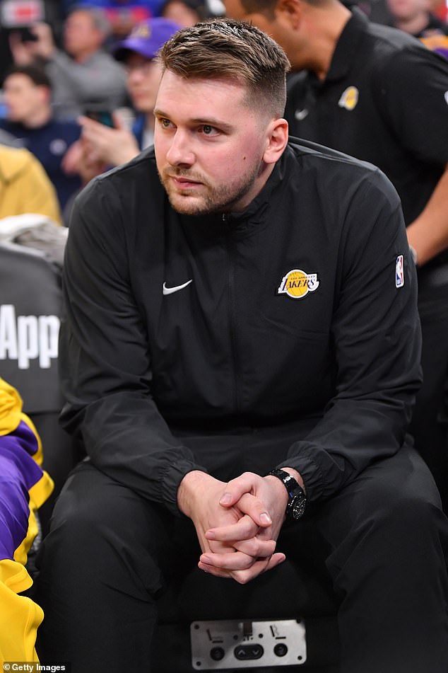 Luka Doncic supports the new teammates of the Lakers from the bank … with fans they wonder when they will make their debut