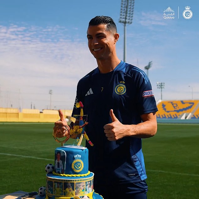 Cristiano Ronaldo endowed impressive cake as Al-Nassr, since Jhon Duran is seen celebrating the 40th birthday of a new teammate in Saudi