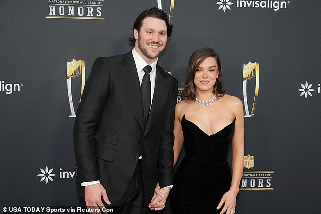 Josh Allen and his fiancee Hailee Steinfeld make a debut on the red carpet in the NFL honors with the MVP favorite of Mariscal de Campo de los Bills