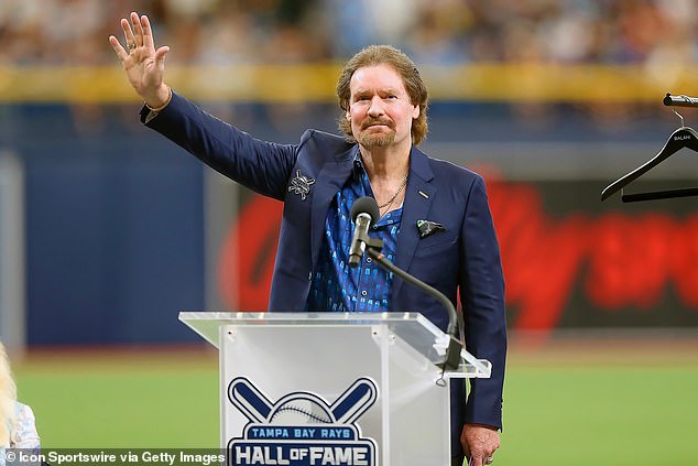 The Wade Boggs baseball legend announces that it is free of cancer in the emotional publication of social networks