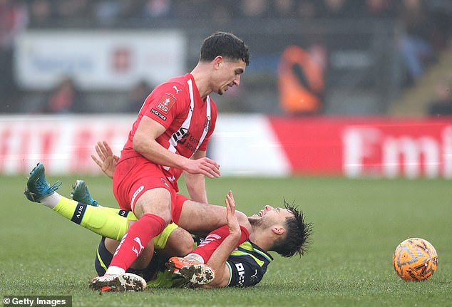 The new signing of £ 50 million of Man City, Nico González, endures the debut of the nightmare while it limited after only 22 minutes of the FA Cup with Leyton Orient