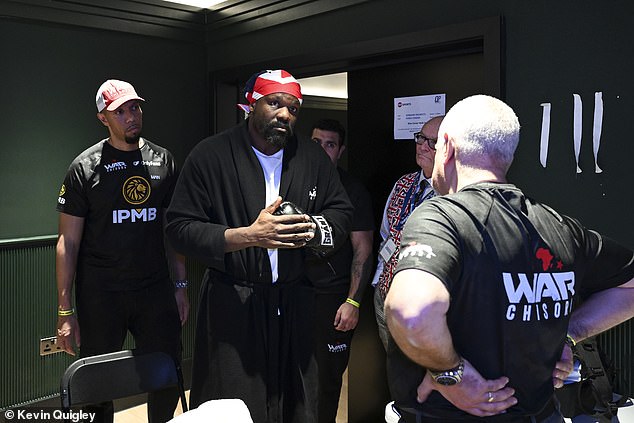 Derek Chisora ​​is filled when he enters the sand before the final fight of the United Kingdom against Otto Wallin, with Manchester Showdown billed by 'The Last dance' for the 41 -year -old veteran