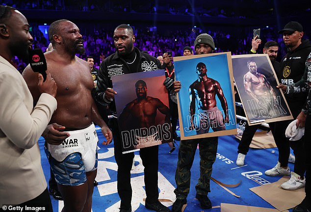 Strange moment Derek Chisora ​​invites the rappers Skepta, Lethal Bizzle and Tinie Tempah in the ring after beating Otto Wallin in his last fight in the United Kingdom to establish Fairy Tale Ibf Title Shit