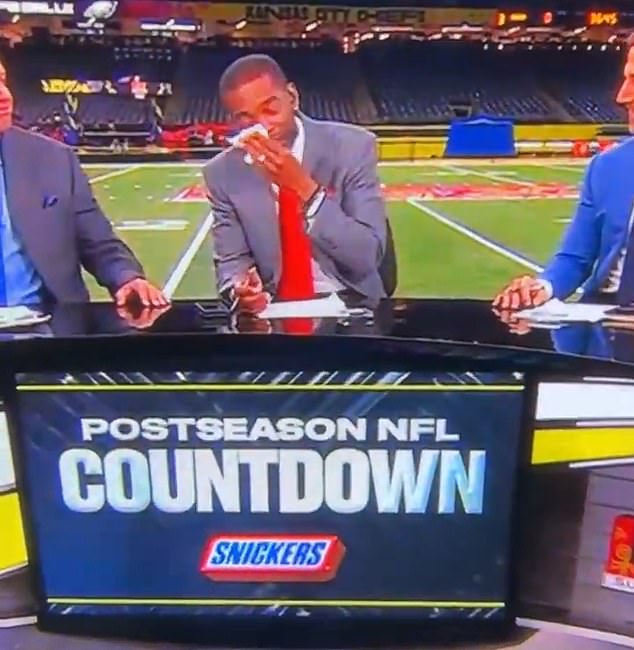 Randy Moss cries while an emotional return to ESPN in the Super Bowl in the middle of the battle of cancer