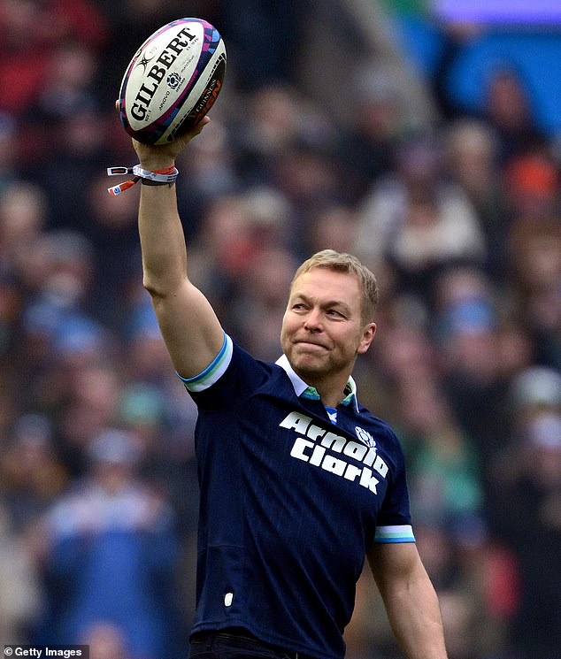 Look at the emotional moment that Sir Chris today offers a game ball ahead of Six Nations Silns of Scotland with Ireland, since the legend of cycling stands in Murrayfield