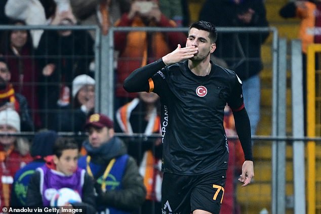 Chaos in Türkiye while the players leave in the 30th minute in protest for the penalty decision after Álvaro Morata scores for Galatasaray, since the game is abandoned