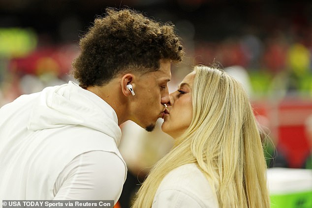 Brittany Mahomes stuns in a $ 73K necklace while kissing Patrick before Chiefs faces eagles in the 2025 Super Bowl