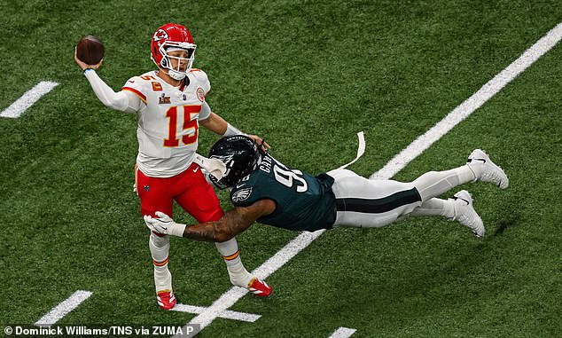 Fans think that Patrick Mahomes was shocked early in the Super Bowl 2025 after Jalen Carter hit